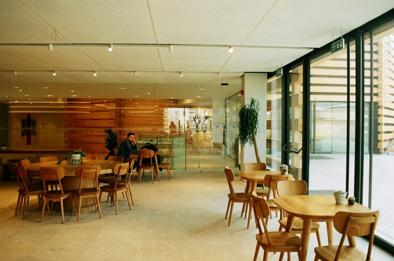 Lohnsteuer: Neue Sachbezugswerte für Mahlzeiten ab 2026 – was sich bei Kantinenessen und Essensgutscheinen ändert